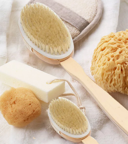 Quelle est la différence entre une brosse de bain et une serviette exfoliante ?