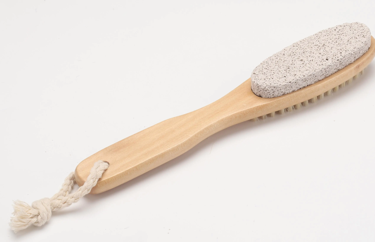 Comment éliminer en toute sécurité la peau morte de la plante de vos pieds? Secrets de soins doux avec un pinceau à double face