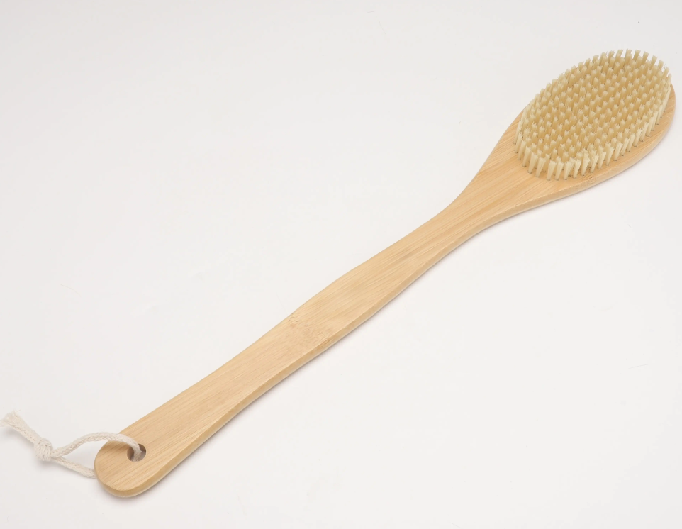 Un excellent nettoyant du dos! Comment éliminer complètement les éruptions avec une brosse de bain en bois à long manche?