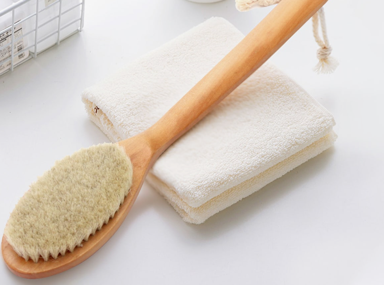 Quelles sont les différences entre les brosses de bain en bois et en plastique ?