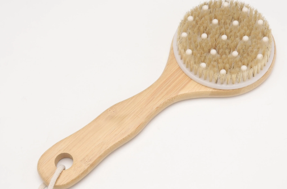 Brosse de bain massante en bois : est-ce le secret d'une peau plus saine et d'une meilleure circulation ?