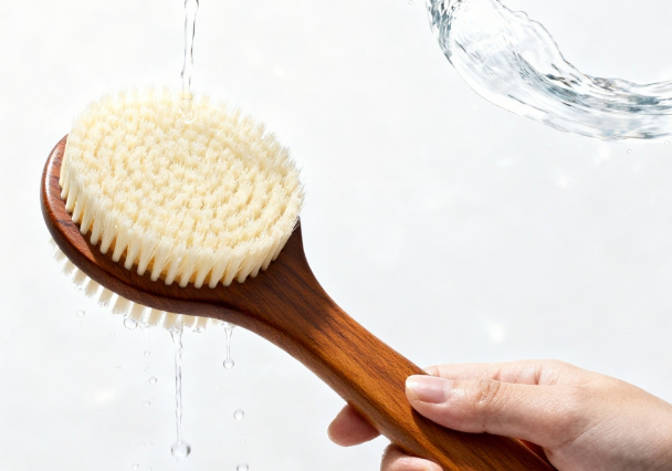 Une brosse de bain peut-elle améliorer la santé de la peau ?