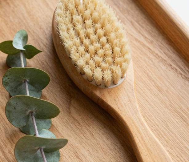 Comment nettoyer une brosse corporelle : étapes appropriées, fréquence et conseils d'entretien