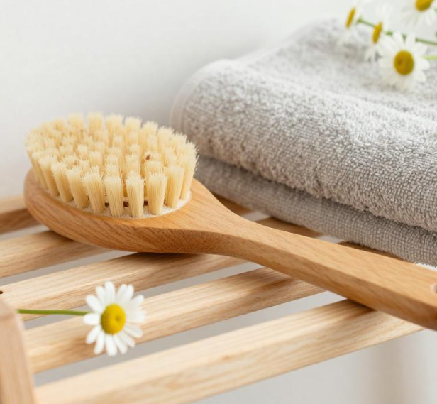 Avantages de la brosse sèche pour le corps : ce qu'elle fait réellement pour la peau, la lymphe et l'énergie